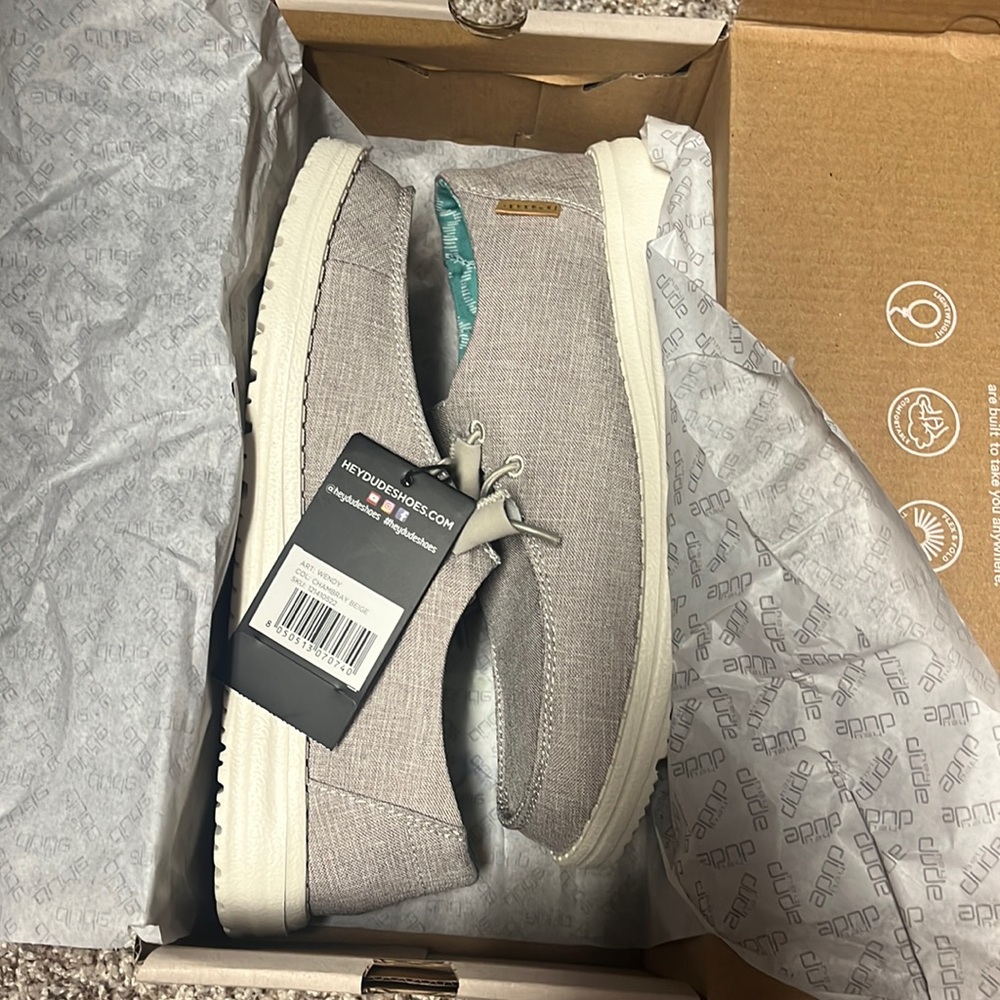 New in box Hey Dudes
